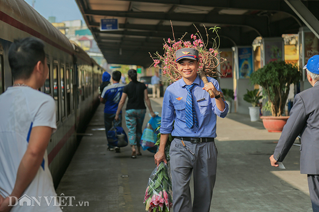 anh: giao thua xa nha cua nhan vien tren chuyen tau cuoi nam hinh anh 5