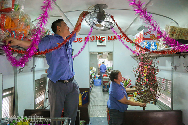 anh: giao thua xa nha cua nhan vien tren chuyen tau cuoi nam hinh anh 6