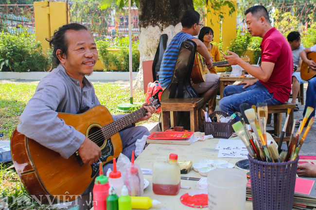 30 tet, gioi tre sai thanh no nuc den lang ong ba chieu chup anh hinh anh 7