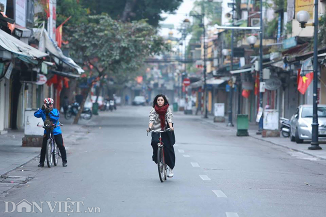 anh: duong pho ha noi vang ve hiem co ngay mung 1 tet hinh anh 2