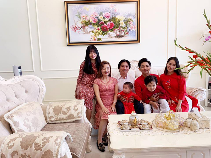 Với hình ảnh về Khánh Thi và gia đình cô, bạn sẽ được tiếp cận với cuộc sống đầy tươi vui và đầy ý nghĩa của họ. Sự quan tâm, chia sẻ và tình yêu trong gia đình Khánh Thi chắc chắn sẽ khiến bạn liên tưởng đến gia đình của mình.