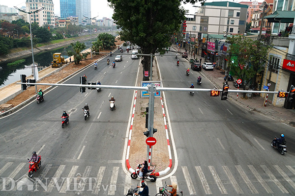 Thời điểm 9h sáng, đường Láng thông thoáng theo cả hai chiều. Tuyến đường vành đai 2 này mới được nâng cấp mở rộng trước Tết Nguyên đán.