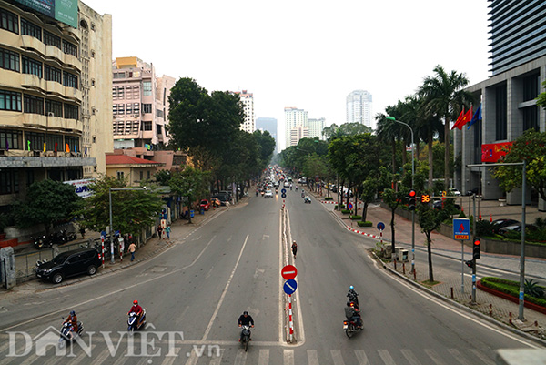 Dù trong khung giờ cao điểm buổi sáng, nhưng tuyến đường Huỳnh Thúc Kháng - Thái Hà chỉ lác đác người đi đường.