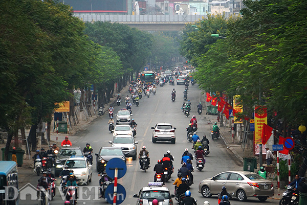 Ôtô, xe máy thoải mái di chuyển khắp các tuyến đường với tốc độ trung bình.