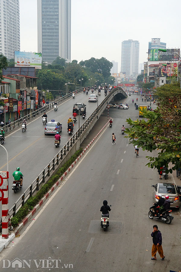 Trên cầu vượt Tây Sơn, lượng phương tiện di chuyển ít.