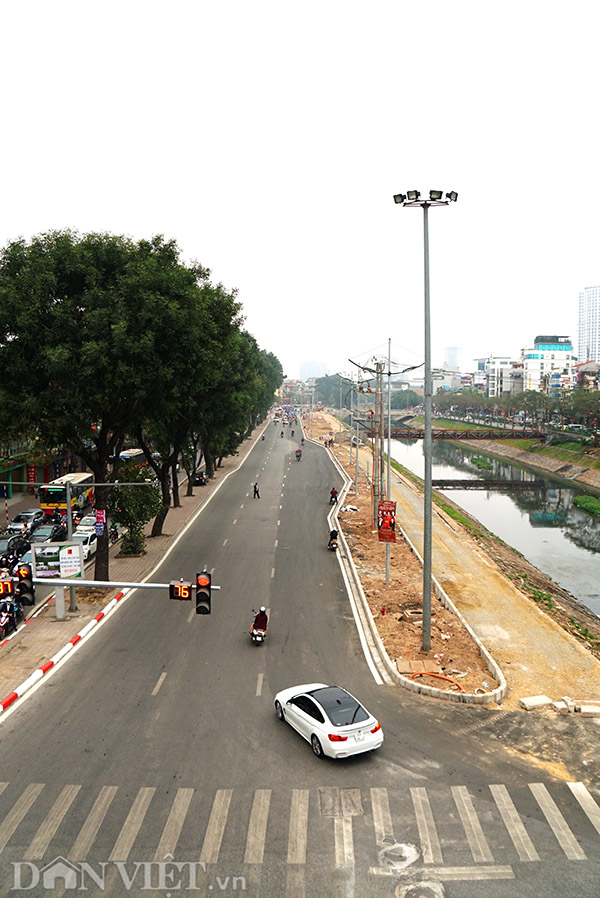 Khung cảnh vắng vẻ lạ thường khiến nhiều người ngỡ như Hà Nội vẫn còn đang trong kỳ nghỉ Tết.