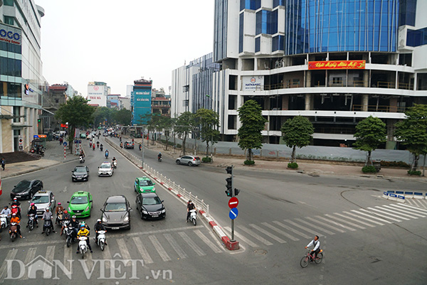 Ngã tư Thái Hà - Chùa Bộc khá vắng vẻ. Ảnh chụp lúc 8h30' sáng.