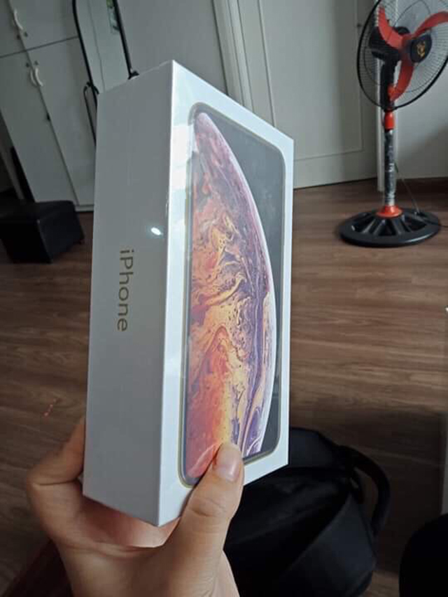 Kiếm bộn tiền nhờ bán kẹo socola hình bao cao su, iPhone XS Max ...