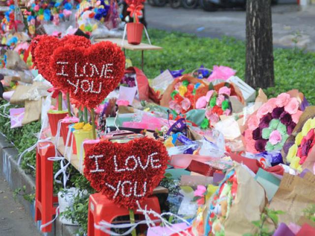 Heo bông, cây trái tim thịnh hành trên phố quà Valentine ở Sài thành