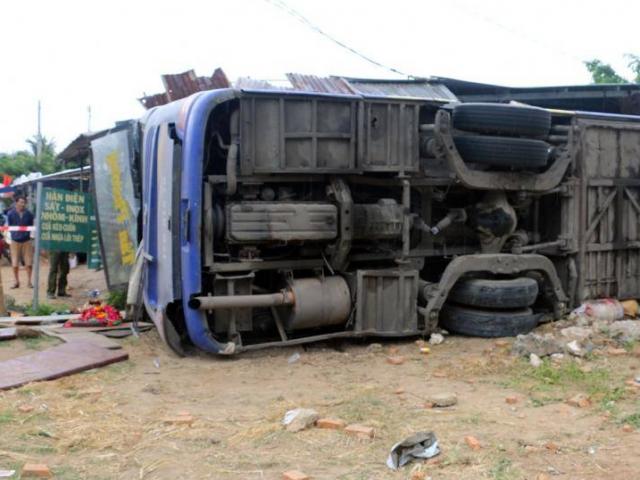 Video: Hiện trường vụ tai nạn lật xe khách tại Nha Trang