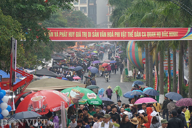 anh: bien nguoi doi mua nghe hat quan ho o hoi lim hinh anh 1