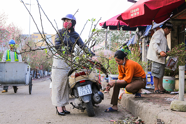 anh: hoa le rung tay bac tien trieu hut nguoi choi sau tet hinh anh 10