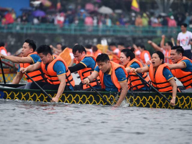 Phú Thọ: Vạn người chen chân xem bơi chải Việt Trì - Ảnh 1.