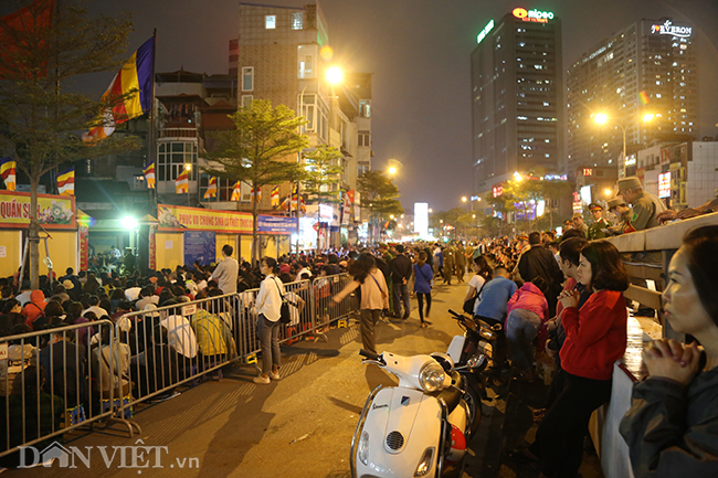 le cau an chua phuc khanh: ngan nguoi ngoi tran duong, chen lay loc hinh anh 3