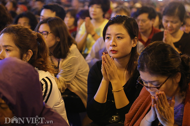 le cau an chua phuc khanh: ngan nguoi ngoi tran duong, chen lay loc hinh anh 6