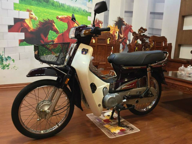 Cận cảnh Honda Dream đời 1995 “vô đối” thét giá 12 cây vàng