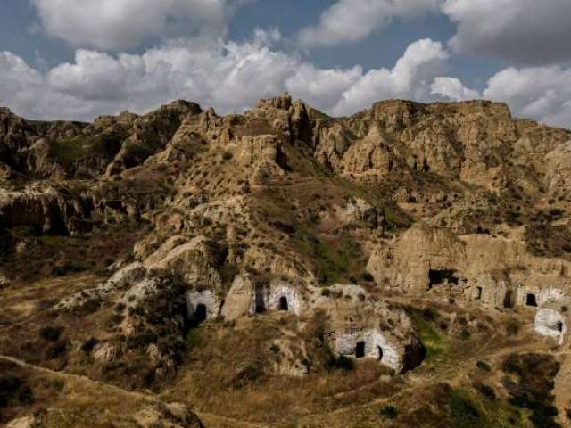 Hàng nghìn người chạy trốn xã hội về sống trong hang động cổ xưa khổng lồ