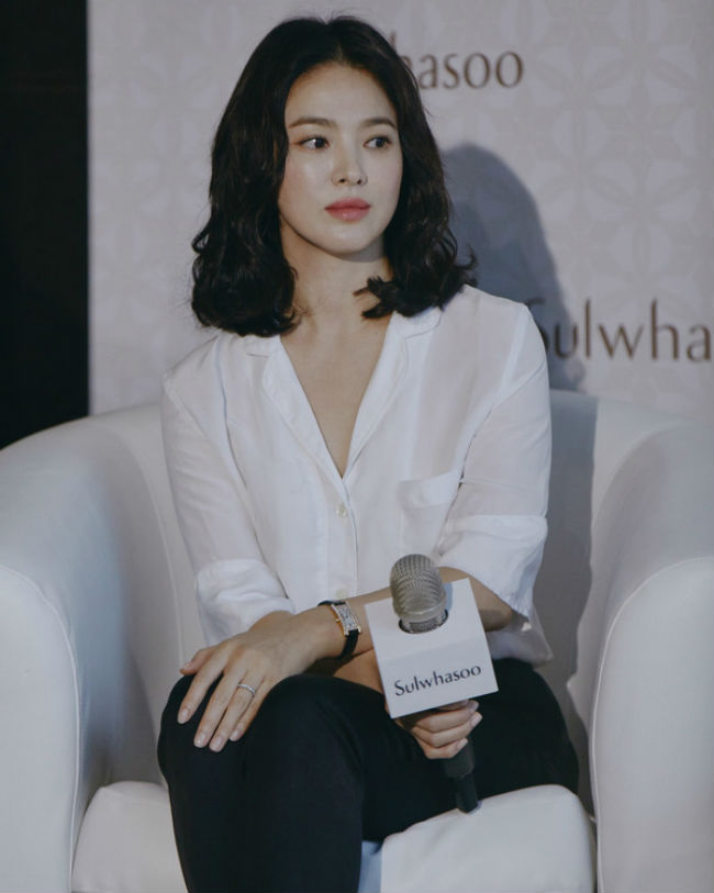 giua bao tin don ly hon chong tre, song hye kyo van la 