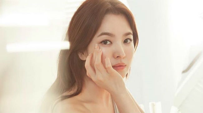 giua bao tin don ly hon chong tre, song hye kyo van la 