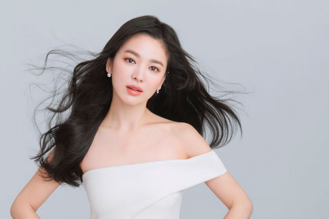 giua bao tin don ly hon chong tre, song hye kyo van la 