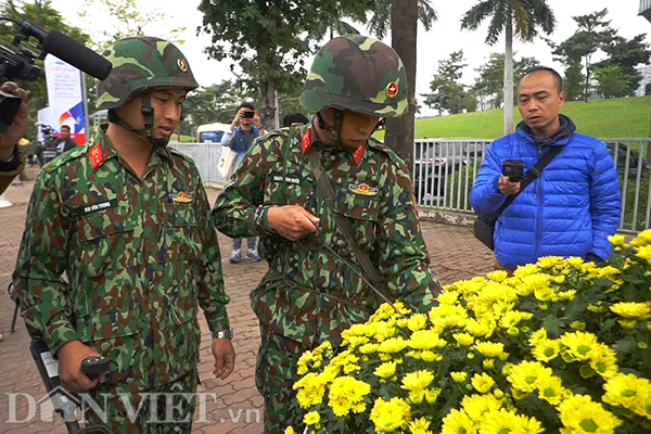 Những chiến sĩ sử dụng máy dò kim loại để phát hiện bom, mìn.