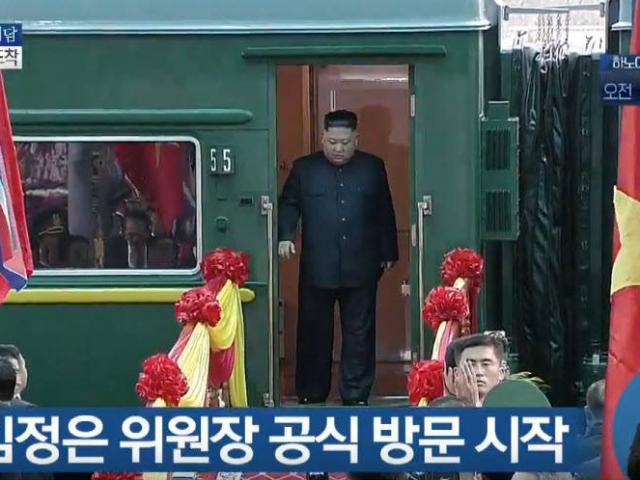 Clip: Chủ tịch Kim Jong Un vẫy tay chào, mỉm cười với người dân ở Đồng Đăng