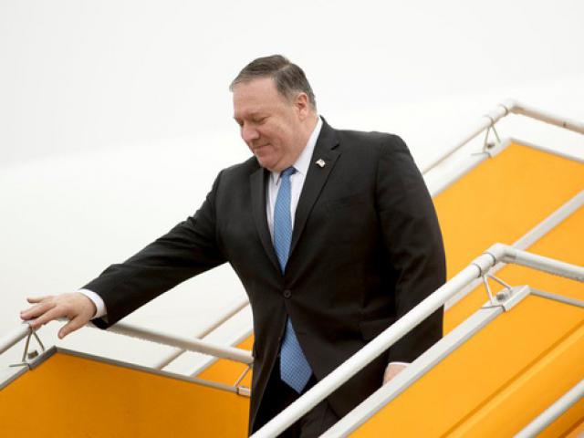 Tháp tùng Tổng thống Trump, chuyên cơ Ngoại trưởng Pompeo đã tới Nội Bài