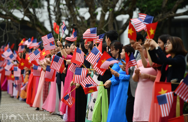 tbt, chu tich nuoc nguyen phu trong và tt trump chúng kién ký két thỏa thuạn hinh anh 1