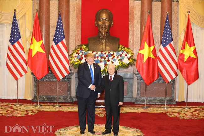 tbt, chu tich nuoc nguyen phu trong và tt trump chúng kién ký két thỏa thuạn hinh anh 3