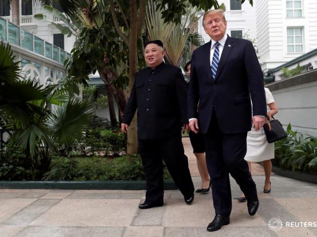TRỰC TIẾP: Kết thúc hội đàm “một đối một” ông Trump, ông Kim đi dạo trong khách sạn