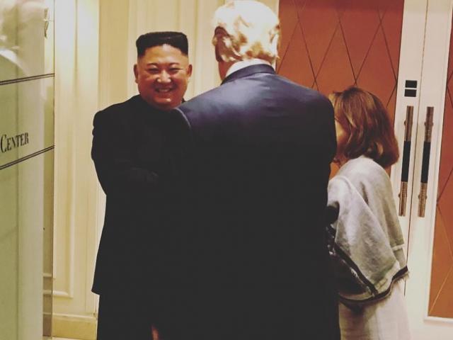 Bức ảnh ông Kim tươi cười tạm biệt ông Trump sau thượng đỉnh ở Hà Nội