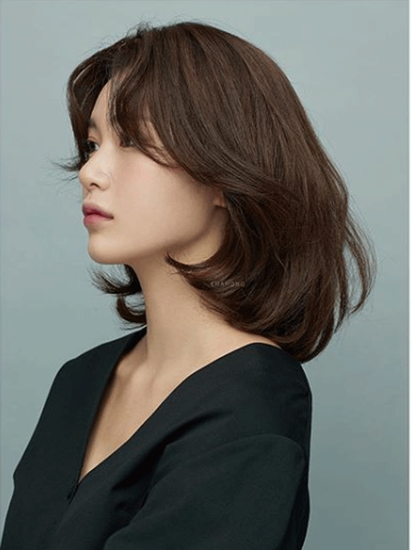 Tóc ngắn Hàn Quốc hoặc tóc mái bay cho mặt dài và ngắn đều là những lựa chọn thú vị cho phong cách của bạn. Với sự kết hợp năng động và tươi trẻ, bạn sẽ có thể tìm ra một kiểu tóc hoàn hảo cho phong cách của mình. Hãy xem hình ảnh liên quan và khám phá ngay hôm nay!