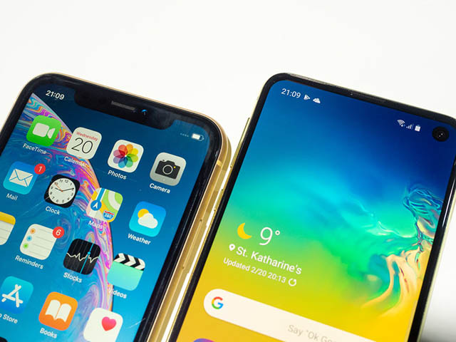 Có trong tay 17,4 triệu đồng, mua iPhone XR hay Galaxy S10e?