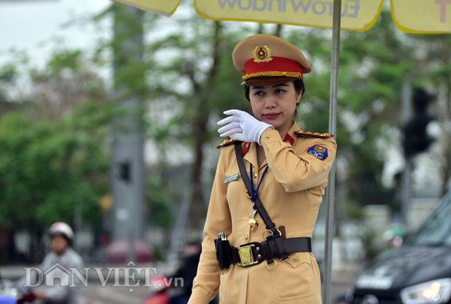 Clip: Nữ cảnh sát giao thông xinh đẹp trải lòng chuyện nghề