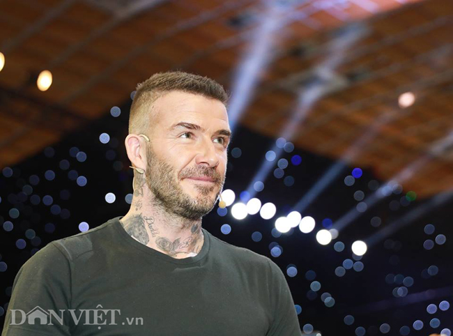 ảnh: david beckham giao luu bong da vói cong vinh, duy manh hinh anh 1