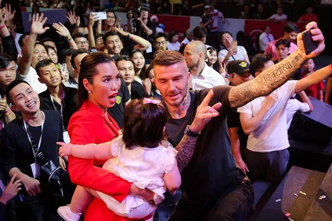 ve goi cam cua nguoi dep be con di gap david beckham o sai gon hinh anh 1