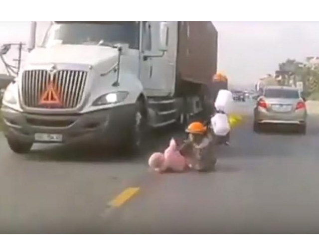 Pha cứu nguy con nhỏ trước bánh xe container của mẹ Việt gây sốt báo ngoại