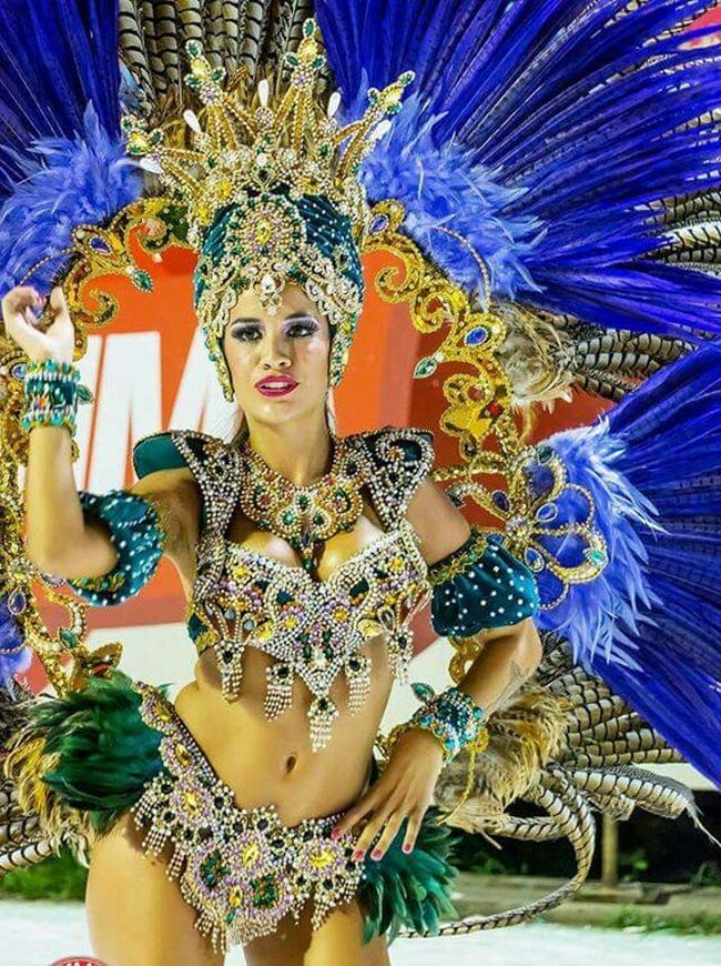 luat mac kin bi phat tai le hoi carnival brazil hinh anh 11