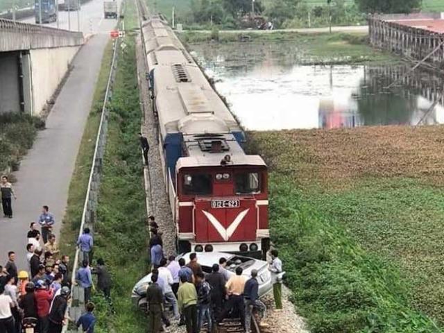 Tin mới vụ tàu hoả kéo lê ô tô trên đường ray, khiến nhiều người thương vong