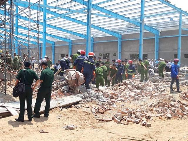 Sập bức tường “khủng” ở Vĩnh Long, 5 người tử vong