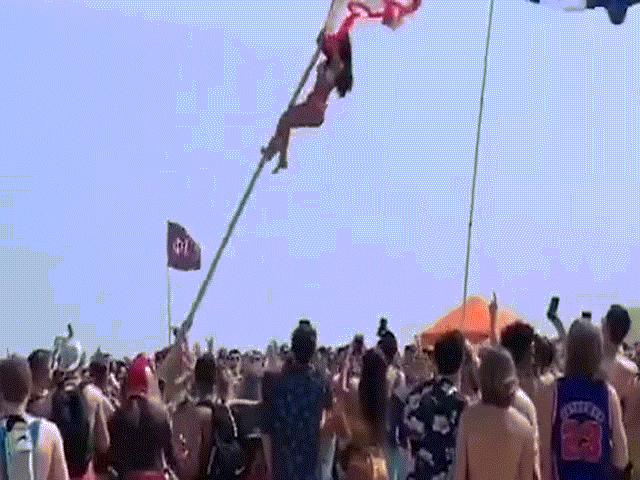 Nữ sinh mặc bikini ngã đau đớn sau khi trèo lên cột cờ