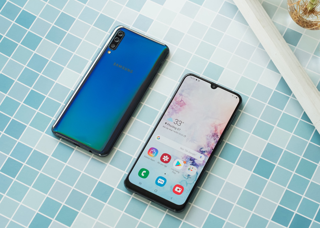 tren tay smartphone tam trung galaxy a50 voi 3 camera mat sau hinh anh 1