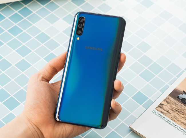 tren tay smartphone tam trung galaxy a50 voi 3 camera mat sau hinh anh 5