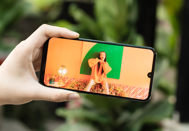 tren tay smartphone tam trung galaxy a50 voi 3 camera mat sau hinh anh 14