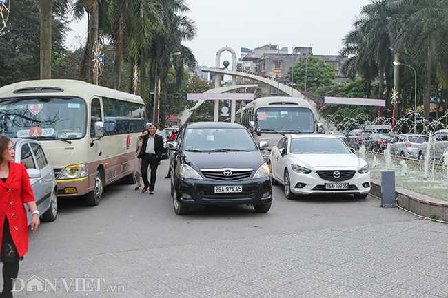 cong vien chuc ty o ha noi thanh to hop nha hang tiec cuoi, bai xe hinh anh 6