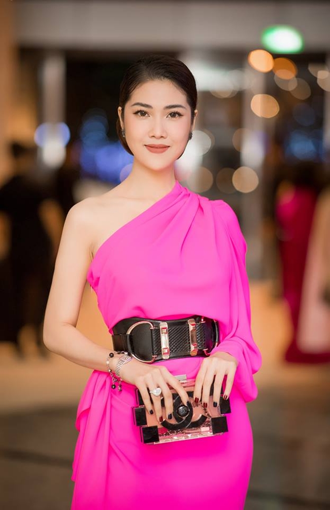 ngoai hoang thuy linh, day la dan ban gai cu dinh dam showbiz cua vinh thuy hinh anh 9