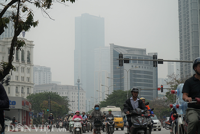 anh: nhieu toa nha o ha noi chim trong suong mu do o nhiem hinh anh 1