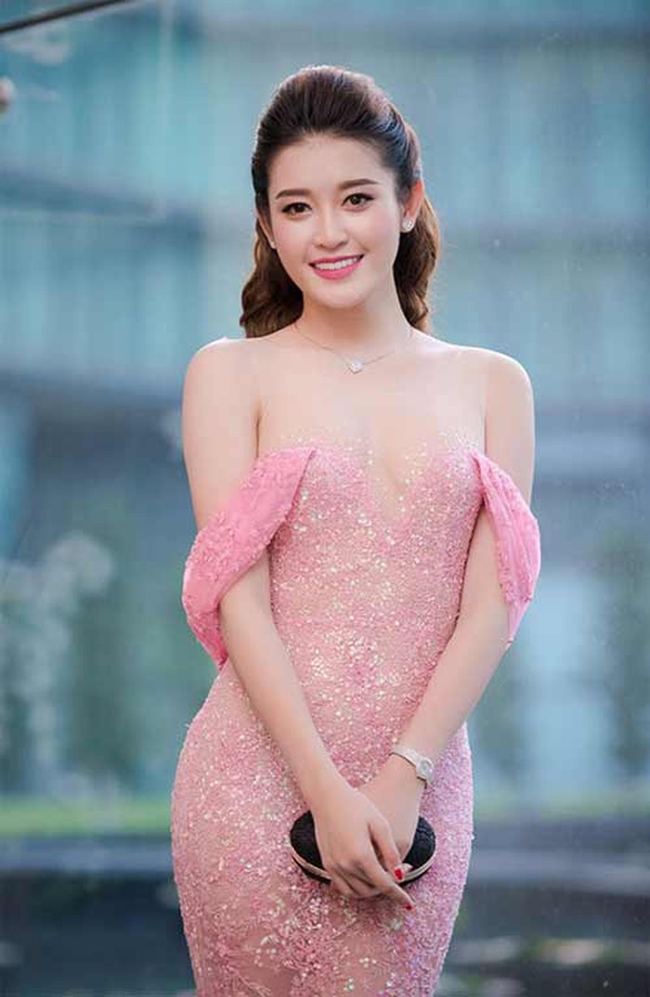 dien noi y qua sexy, elly tran bi hieu nham co 3 nguc, vu ngoc anh nghi lo diem nhay cam hinh anh 11