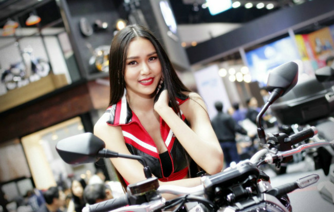 ngat ngay dan chan dai nong bong ben xe moi tai motor show 2019 hinh anh 13