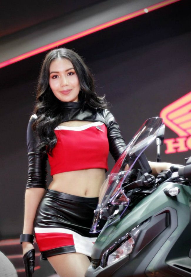 ngat ngay dan chan dai nong bong ben xe moi tai motor show 2019 hinh anh 3